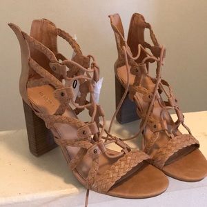 Lace-up wooden heels
